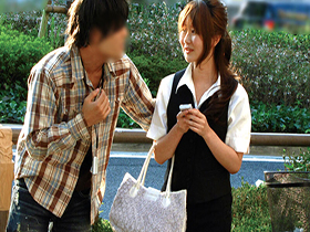 素人ドッキリ企画 見知らぬ男性にナンパ即口説かれるハプニング！旦那はモニター越しに監視、若妻が寝取られ浮気SEX4時間　サンプル画像09